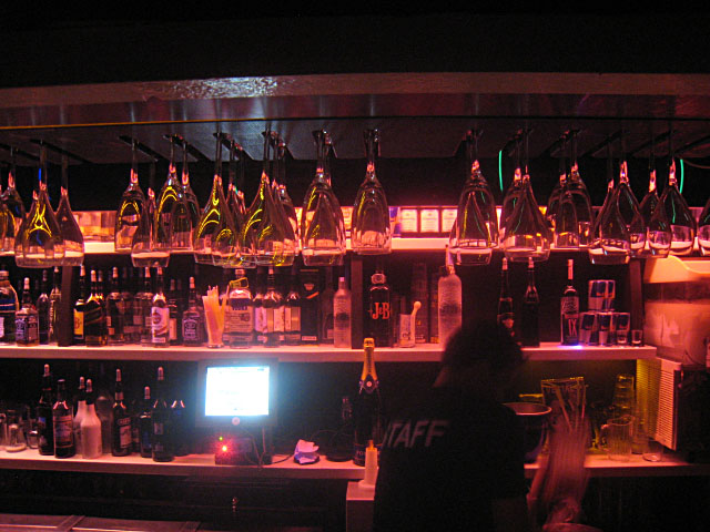 Je retourne au bar