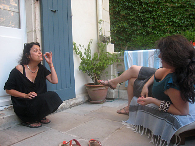 Nous nous installons sur la terrasse