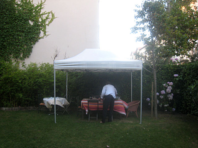 Nous passons à table