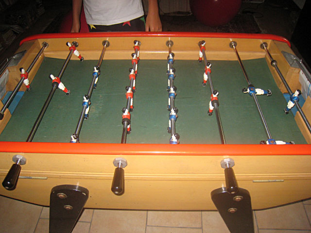 Je joue au babyfoot contre Thibaut