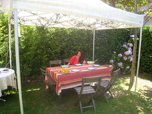 Nous nous installons dans le jardin