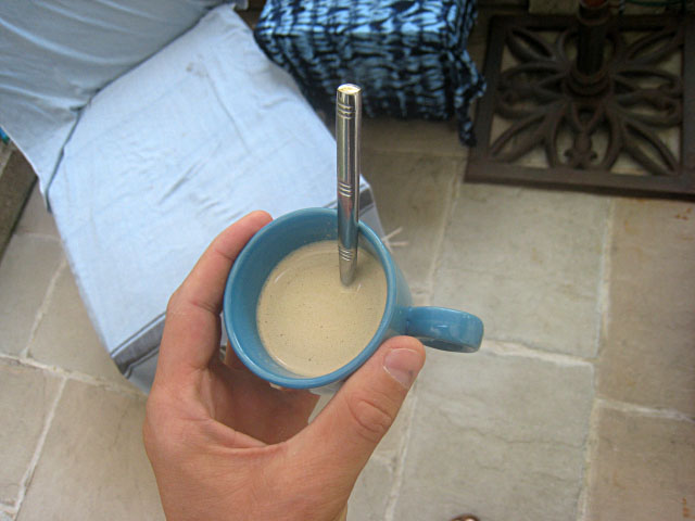 Je bois un café