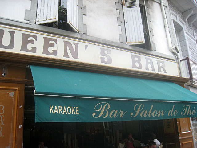 Je vais au Queen's Bar
