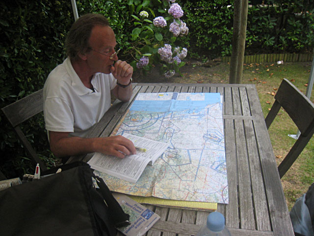 Hervé prépare son plan de vol pour son retour sur Paris demain