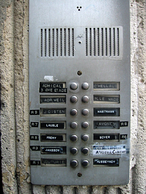 Je sonne à l'interphone