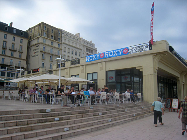 Nous allons au Bleu Café