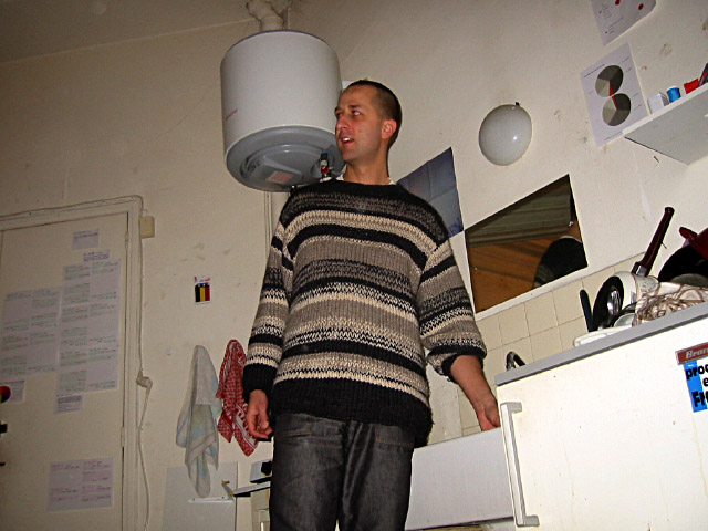 Edouard prépare du café