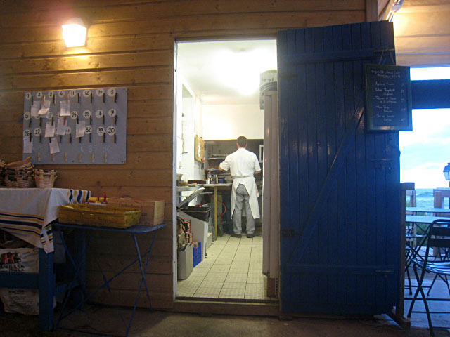 Je suis installé face aux cuisines