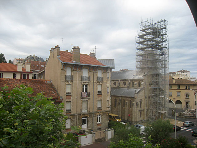Je regarde à la fenêtre