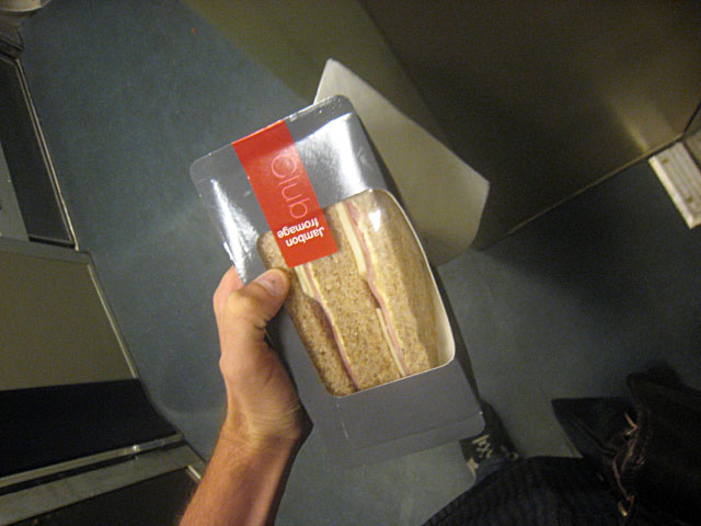 J'achète un sandwich au wagon restaurant
