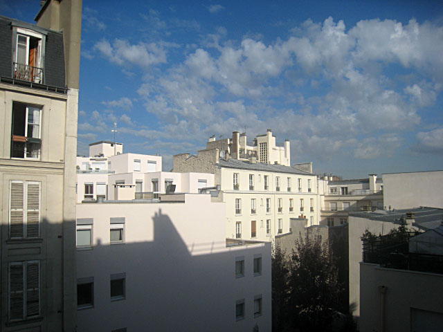 Je regarde à la fenêtre