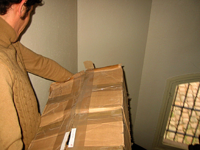 Hervé porte un carton