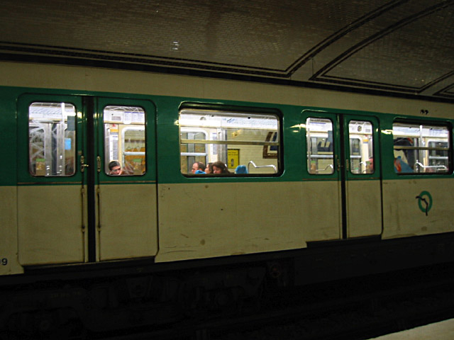 Les autres sont dans la camionette. Je prens le métro avec Hervé