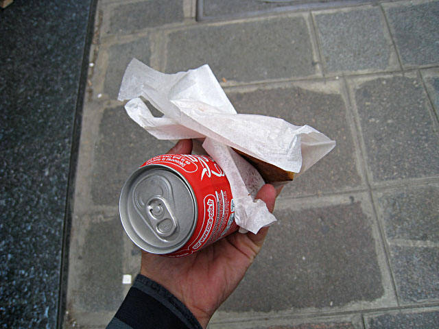 J'achète un coca et un chausson aux pommes