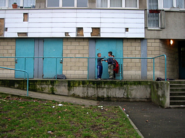 Des enfants jouent