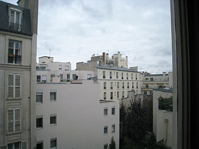 Je regarde à la fenêtre