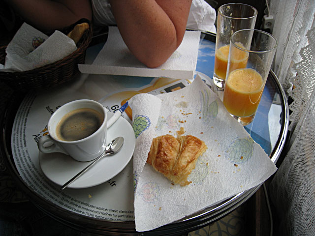 Nous petit-déjeunons
