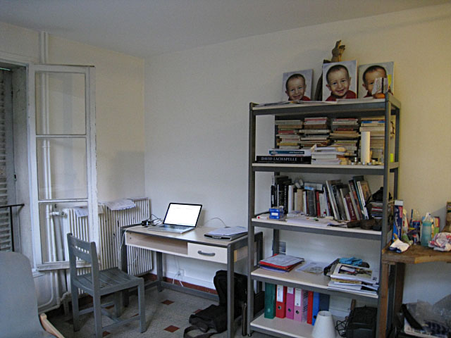 J'arrive dans l'appartement provisoire d'Edouard