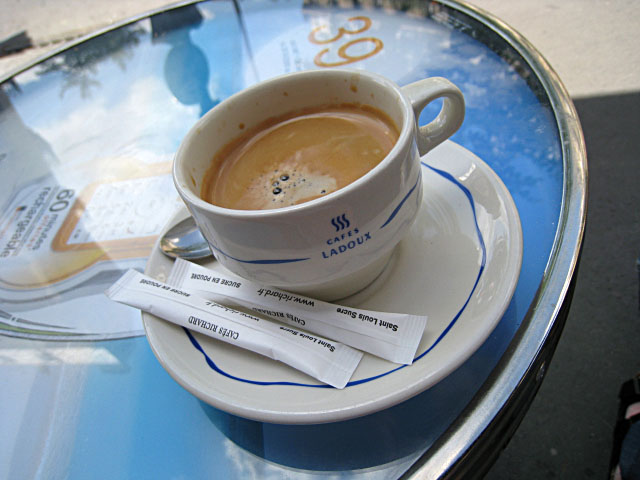 Je bois un café