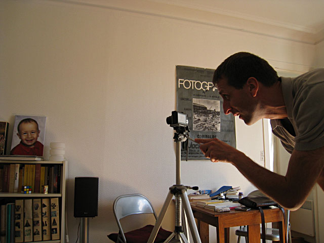 Edouard prend en photo son tableau dans le contexte