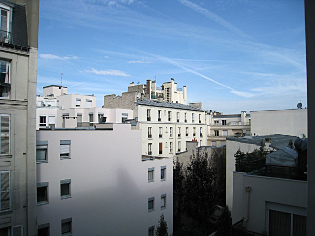 Je regarde à la fenêtre