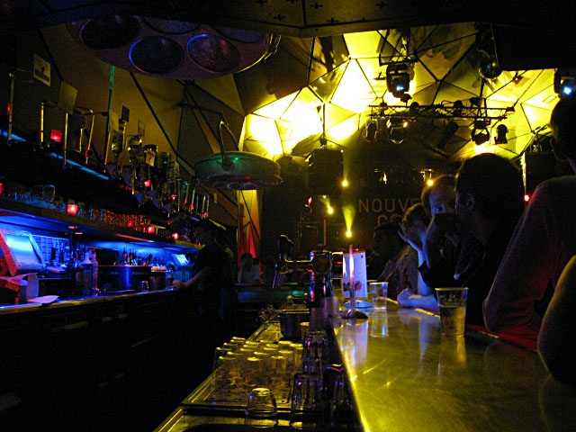 Nous allons au bar