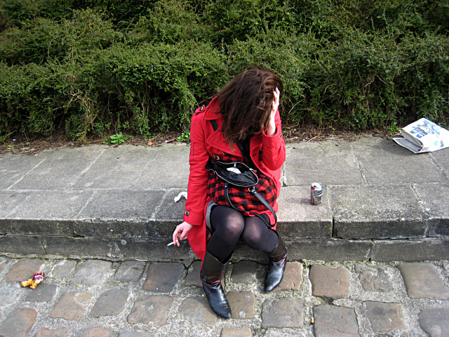 Marjolaine fume une cigarette