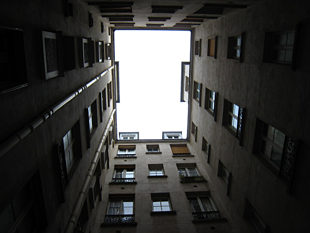 Nous entrons dans l'immeuble