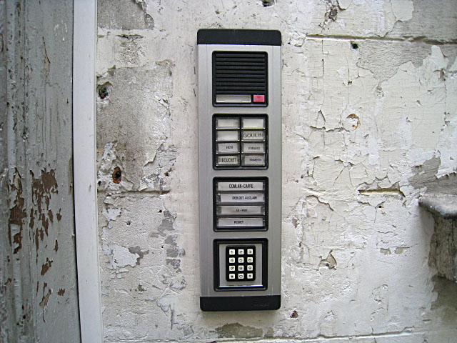 Je sonne à l'interphone