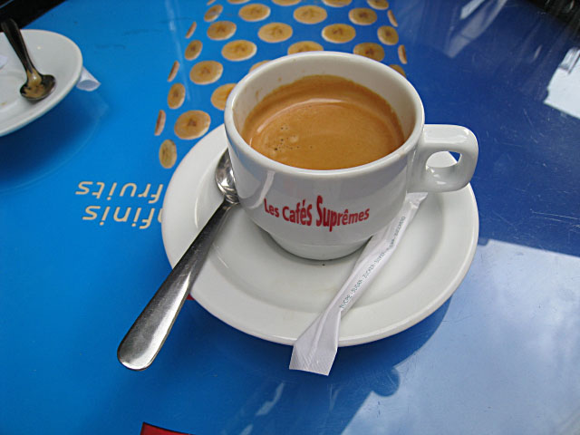 Je bois un café
