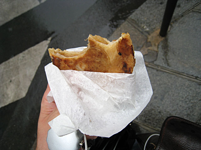 Je mange un chausson aux pommes