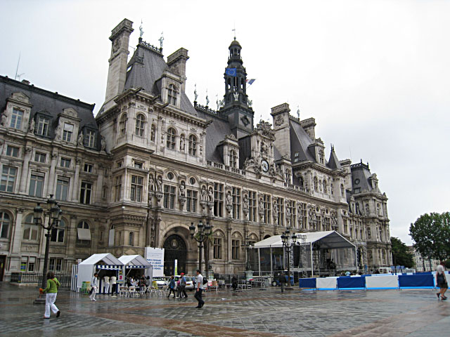 Je vais à l'Hôtel de Ville