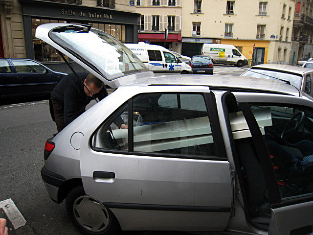 Edouard place les éléments dans la voiture