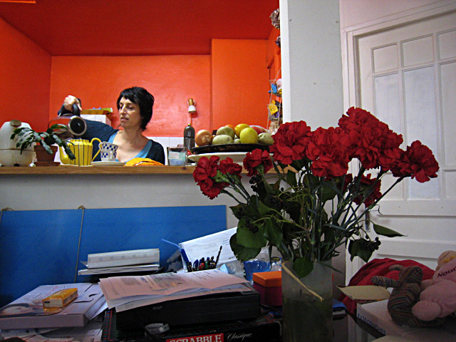 Séverine est là. Elle prépare du café