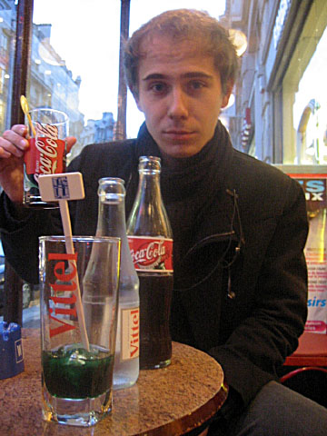 Nous allons boire un verre avec Thibaut pour fêter nos nouveaux bureaux