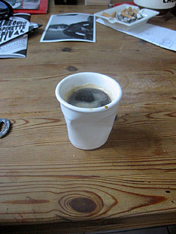 J'arrive chez Nicholas. Il m'offre un café
