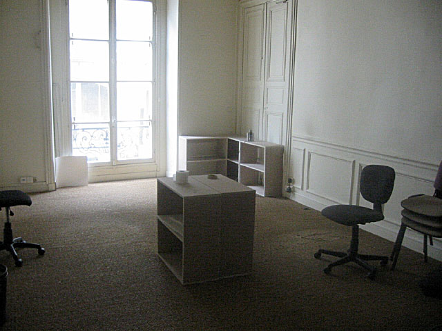 Nous allons à Spill. Nous allons installer nos bureaux dans cette pièce. Je m'assure que tout est prêt