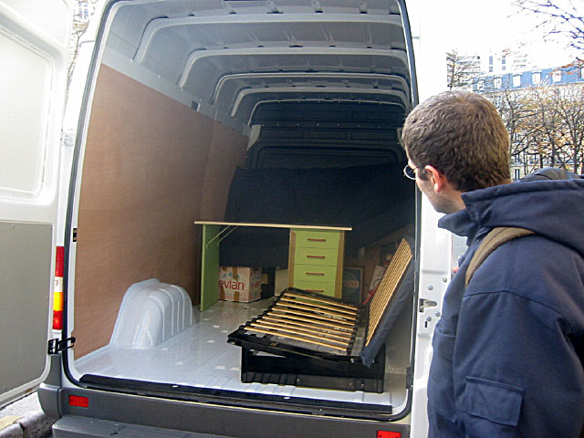 Nous chargeons ses affaires dans le camion