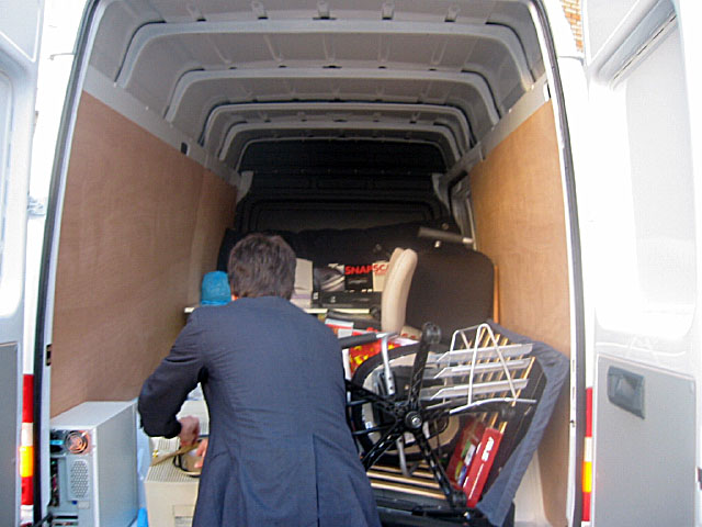 Nous chargeons mes affaires dans le camion