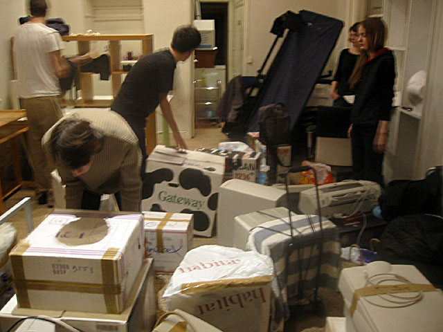 Nous montons nos affaires dans nos nouveaux bureaux