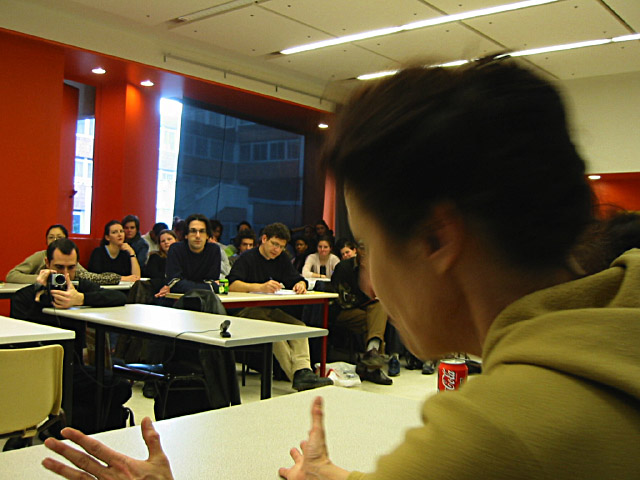 La conférence démarre. Anne-Marie introduit