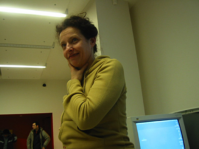 La conférence est terminée. Anne-Marie est satisfaite