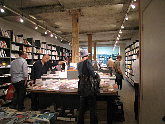 L'intérieur de la librairie