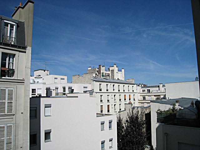 Je regarde à la fenêtre