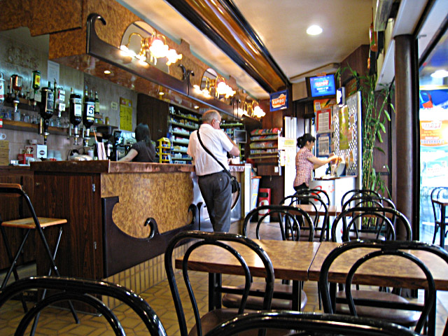 Je vais prendre un petit déjeuner au bar d'en bas
