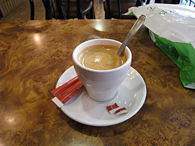 Je bois un café