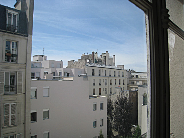 Je regarde à la fenêtre