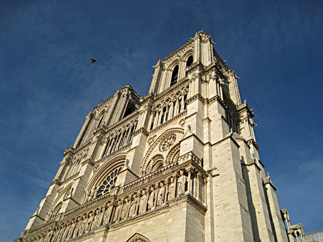 Nous passons devant Notre Dame