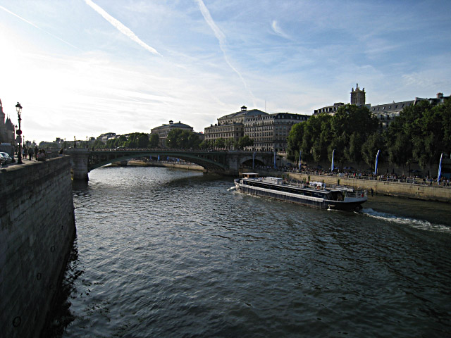 Nous passons rive droite