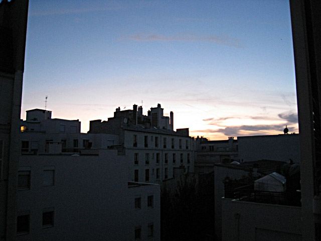 Je regarde à la fenêtre